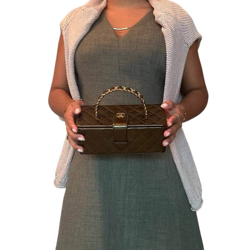 CHANEL Vintage Iridescent Olive Green Patent Leather Vanity Bag - Picture 3 of 15